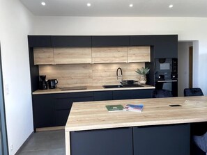 Kylskåp, mikrovågsugn, ugn och spishäll