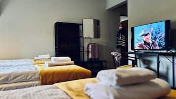 Habitación triple económica, 3 camas individuales | Tabla de planchar con plancha, wifi gratis, ropa de cama