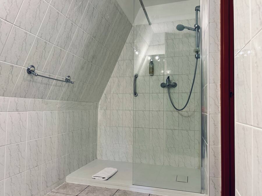 Economy Triple Room, 3 Twin Beds | Iron/ironing board, free WiFi, bed sheets