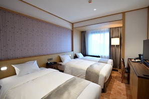 Down comforters, minibar, in-room safe, desk