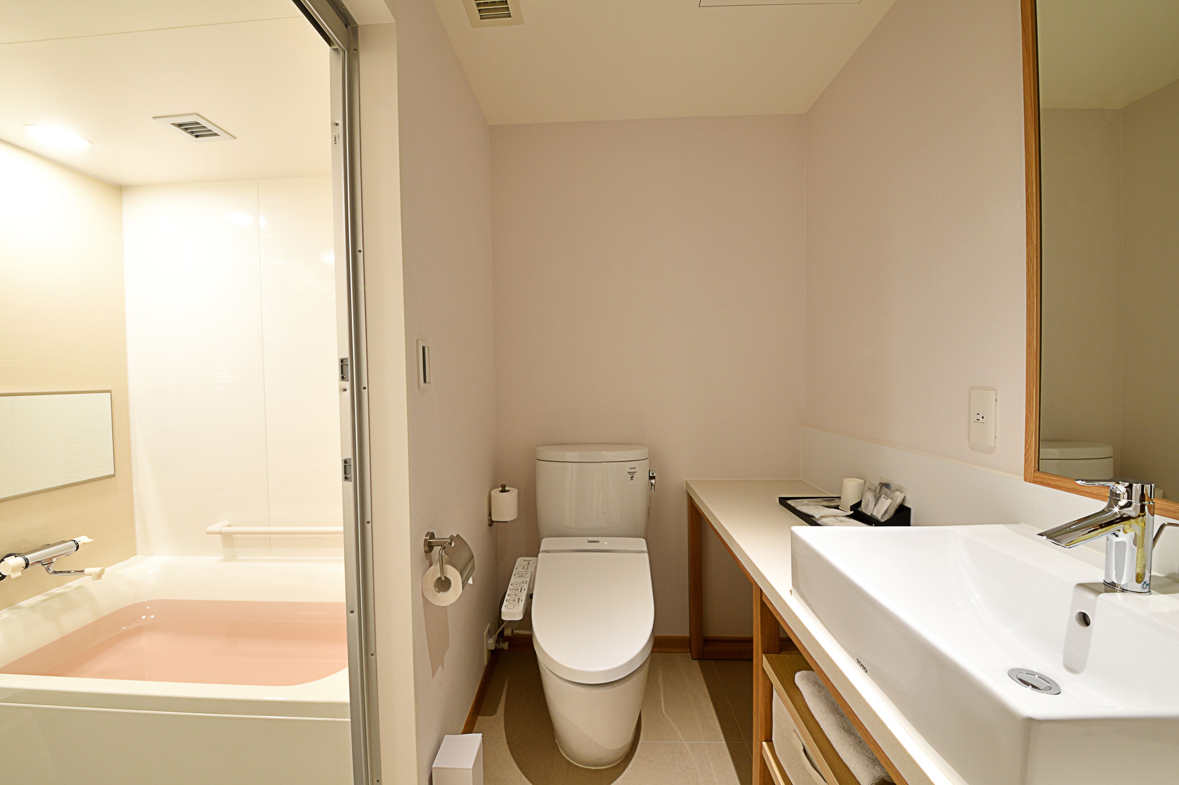 combined shower/bathtub, deep-soaking bathtub, free toiletries