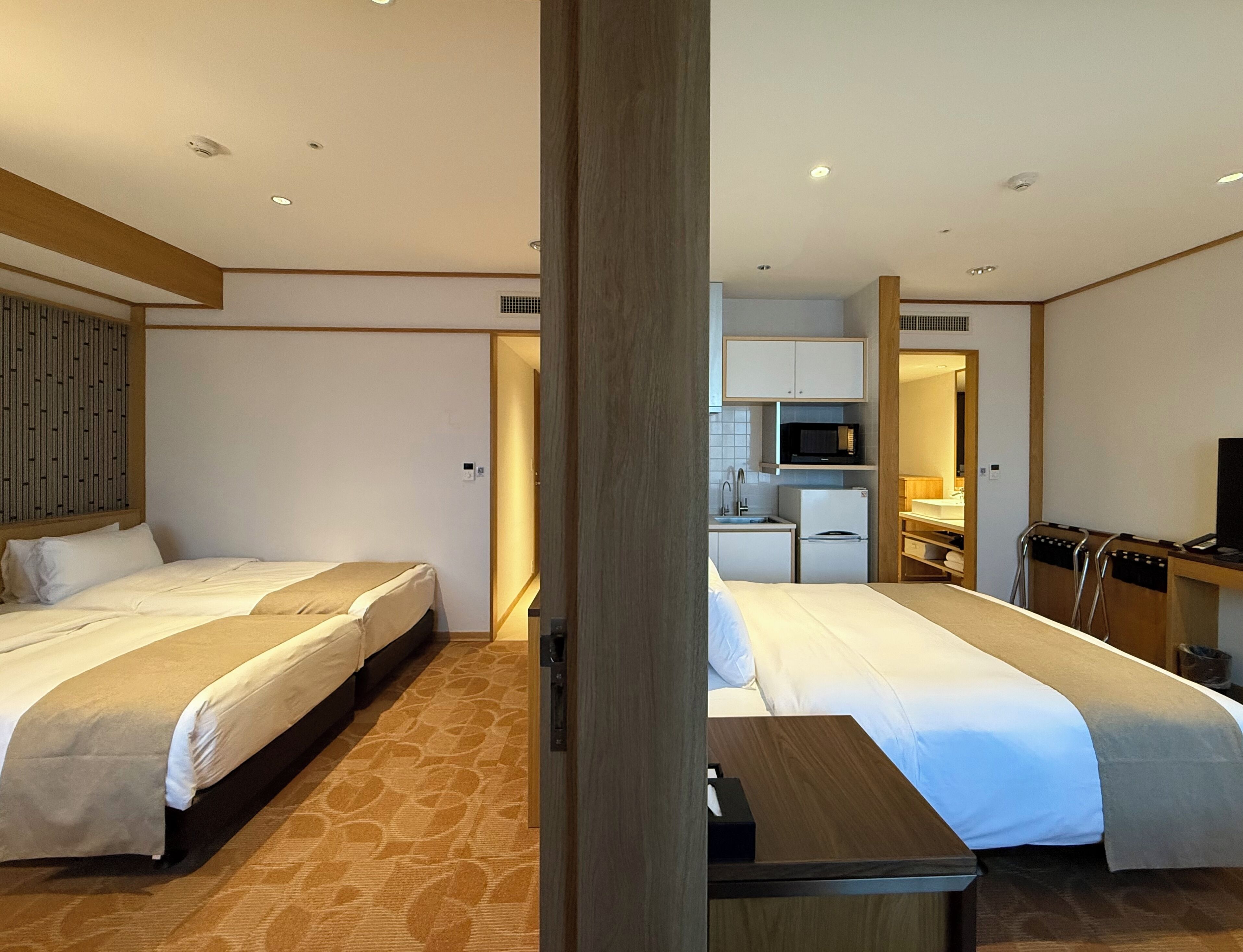 Quadrupla Standard | Copriletto in piuma, minibar, una cassaforte in camera, una scrivania