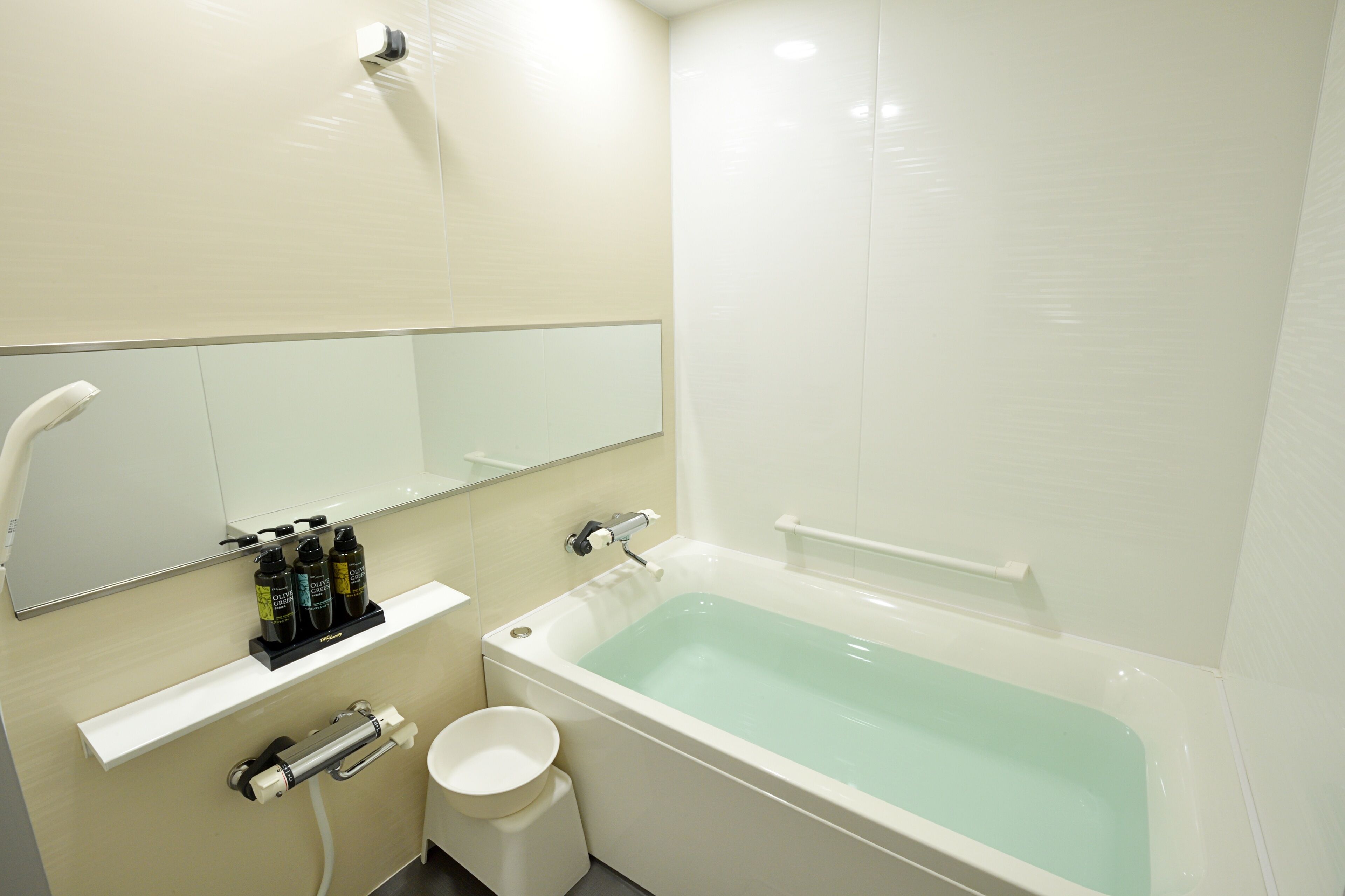 combined shower/bathtub, deep-soaking bathtub, free toiletries