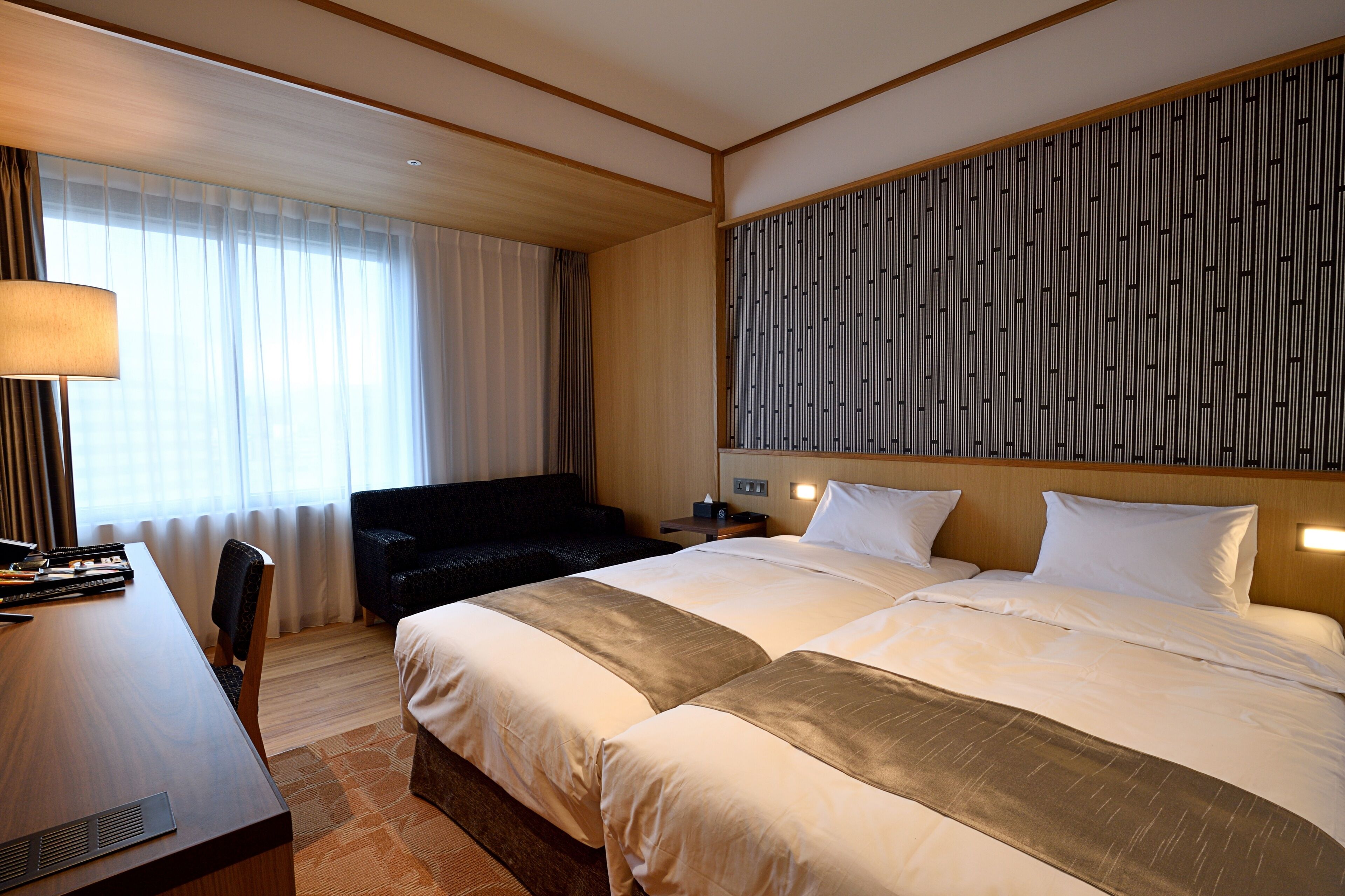 hollywood twin room | down duvets, minibar, in-room safe, desk