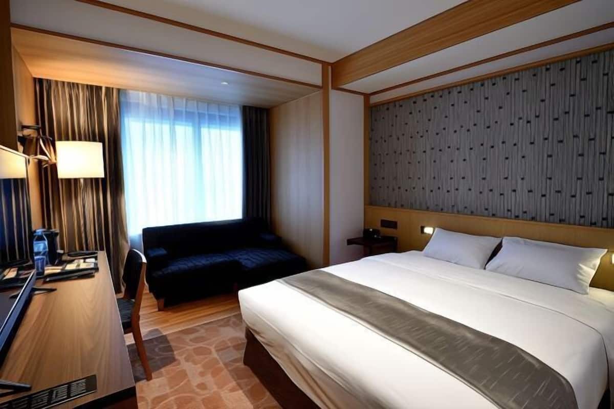 Down comforters, minibar, in-room safe, desk