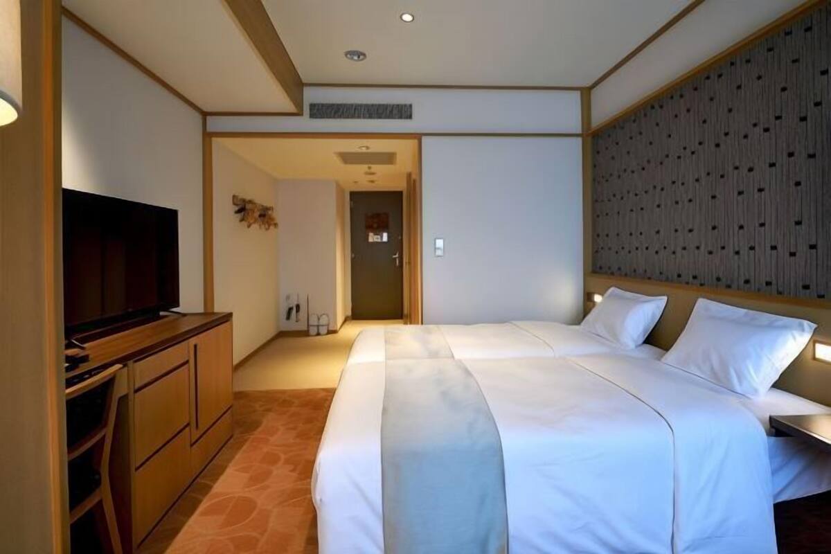 Down comforters, minibar, in-room safe, desk