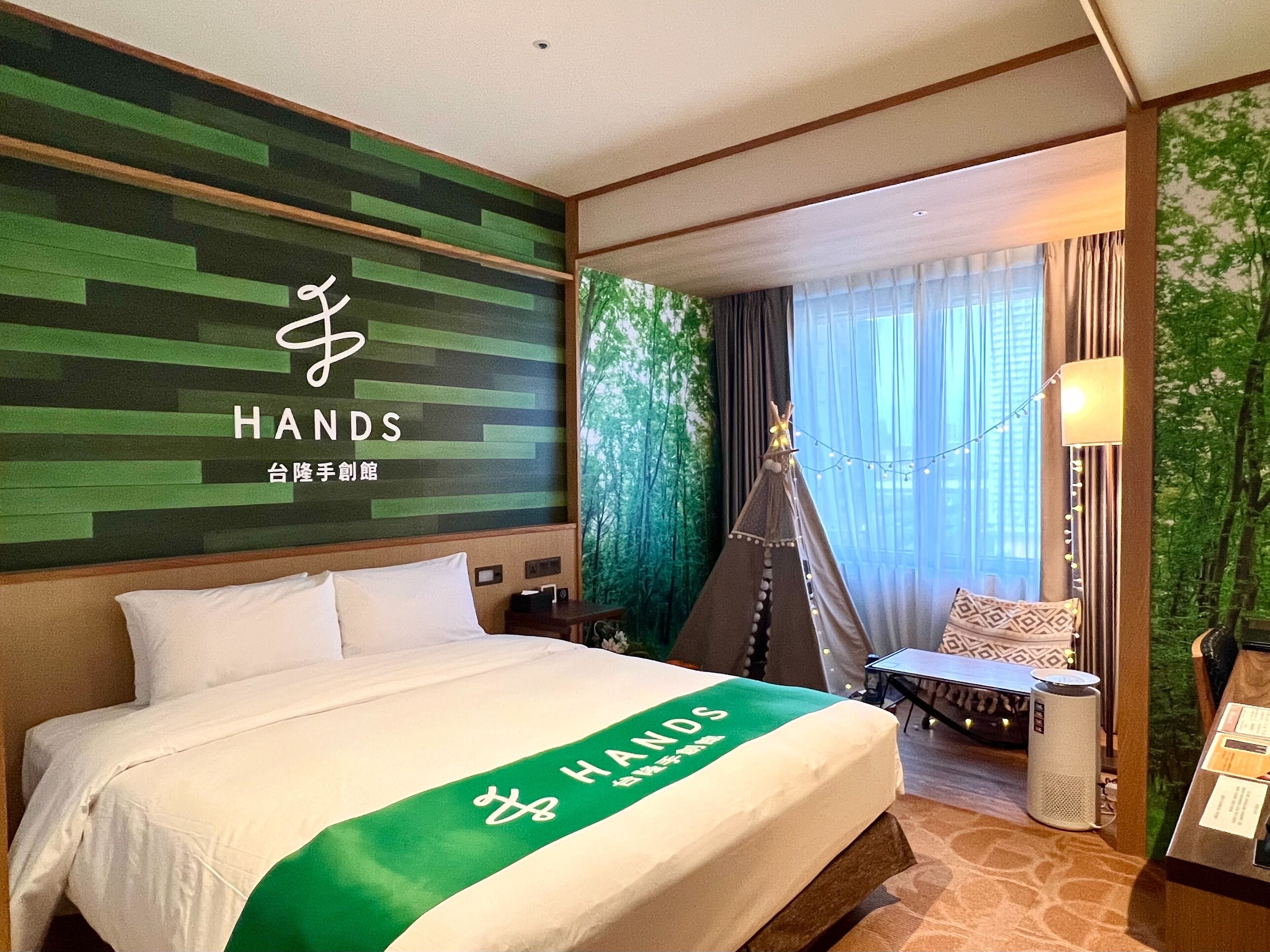 Quarto casal standard, banheira, vista para a cidade | Edredons de pluma, frigobar, cofres nos quartos, escrivaninha