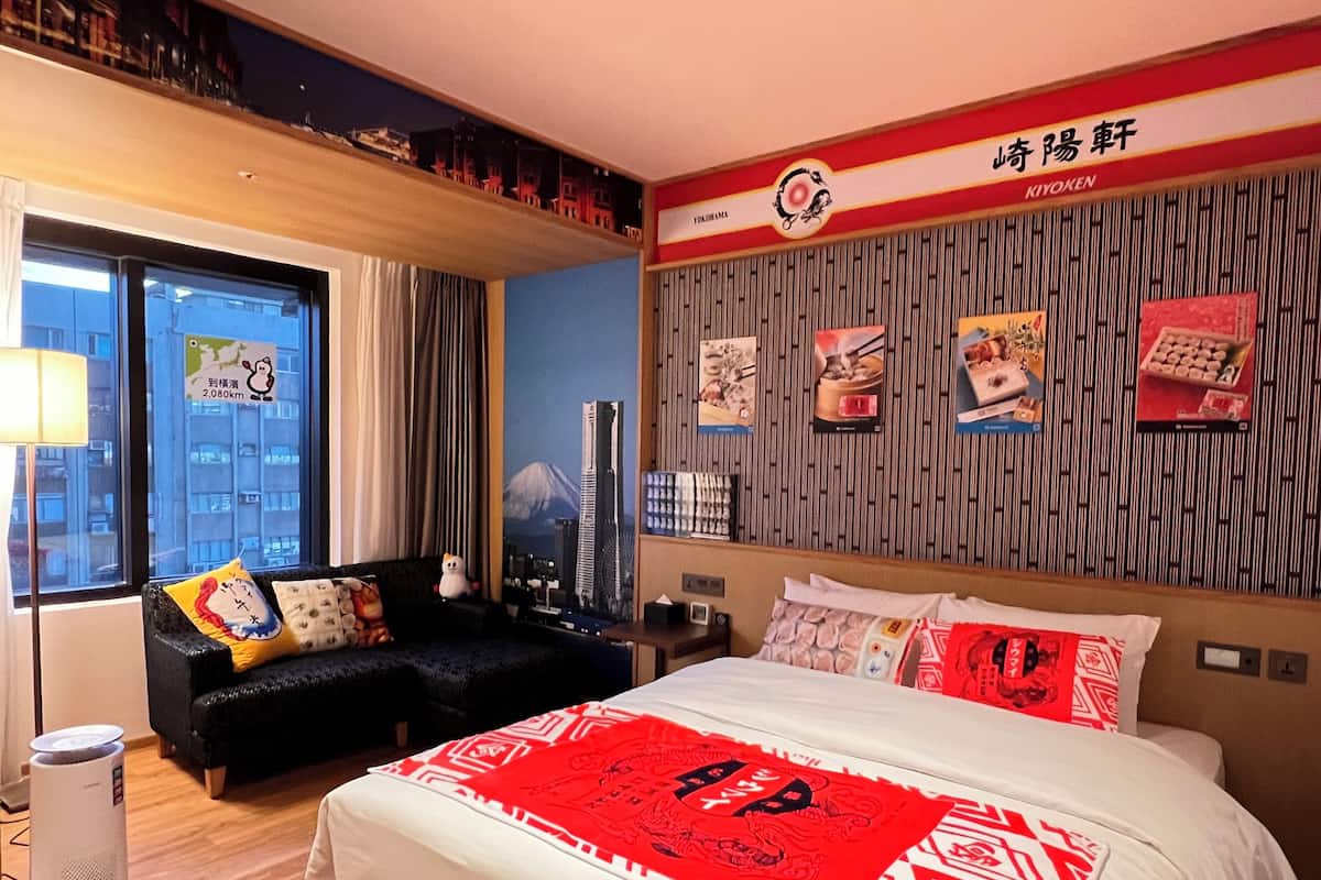 Quarto casal standard, banheira, vista para a cidade | Edredons de pluma, frigobar, cofres nos quartos, escrivaninha