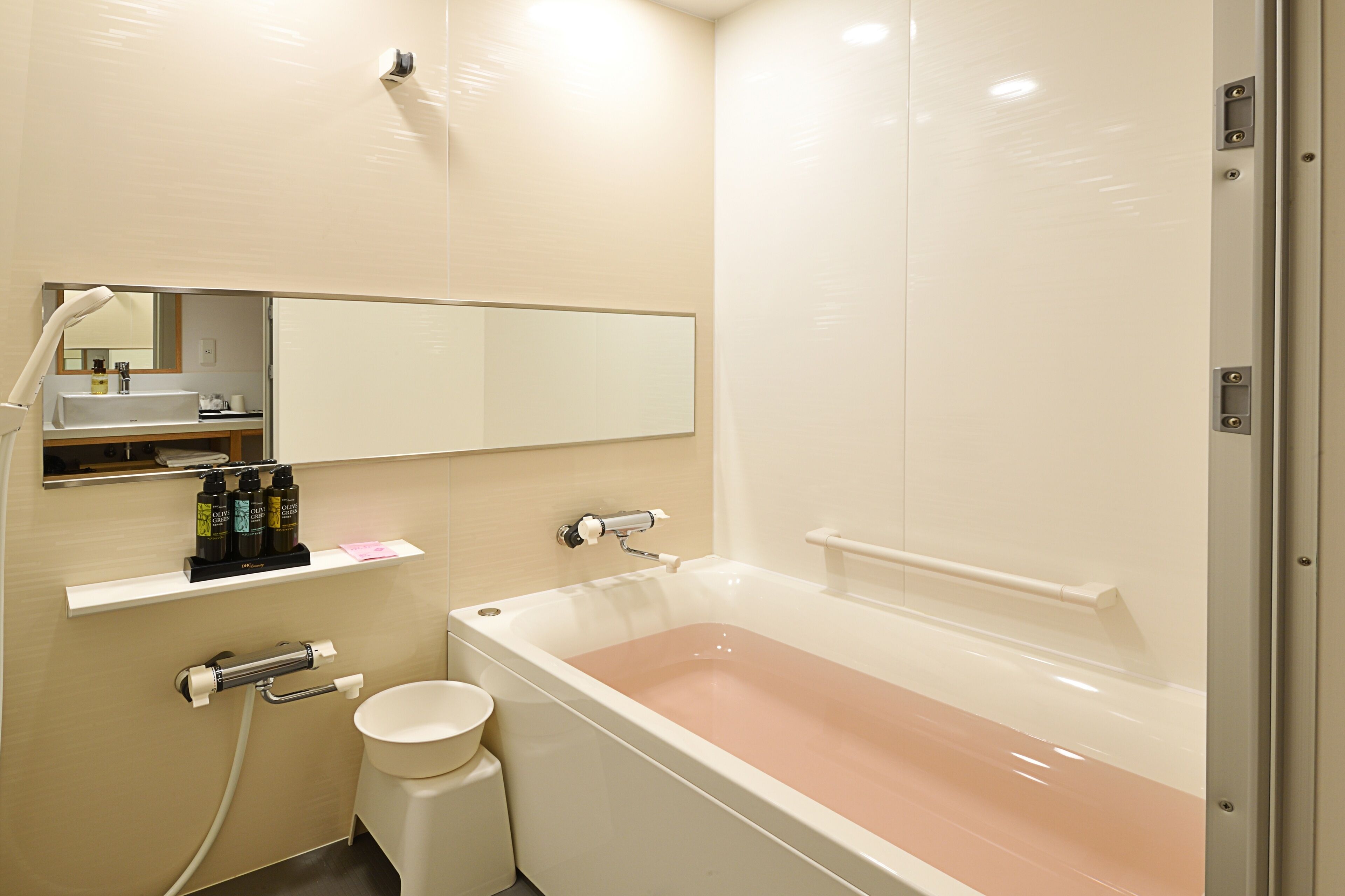 hollywood twin room | bathroom | combined shower/bathtub, deep-soaking bathtub, free toiletries