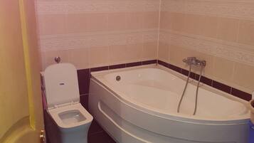 Hiustenkuivaaja, saippua, vessapaperi