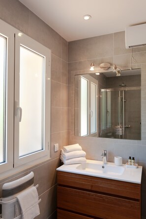 Shower, hair dryer, towels, soap - Magnificent villa with sunny private pool, near Bonifacio. (FIGARI)