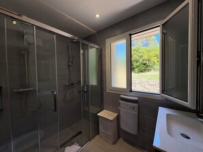 Shower, hair dryer, towels, soap - Magnificent villa with sunny private pool, near Bonifacio. (FIGARI)