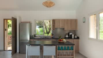 Geladeira, micro-ondas, fogĂŁo, cooktop