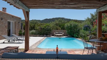 Een buitenzwembad, een verwarmd zwembad