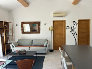 Una televisión, una chimenea