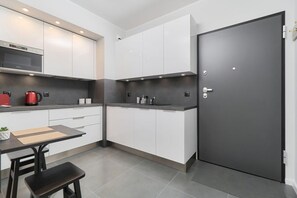 Kühlschrank, Mikrowelle, Herdplatte, Wasserkocher
