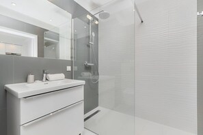 Shower, hair dryer, towels, shampoo