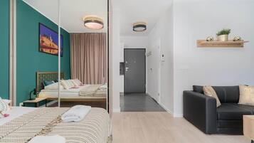 Tabla de planchar con plancha, wifi y ropa de cama