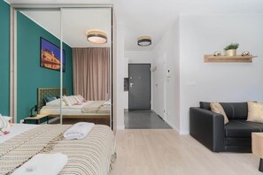 Tabla de planchar con plancha, wifi y ropa de cama 