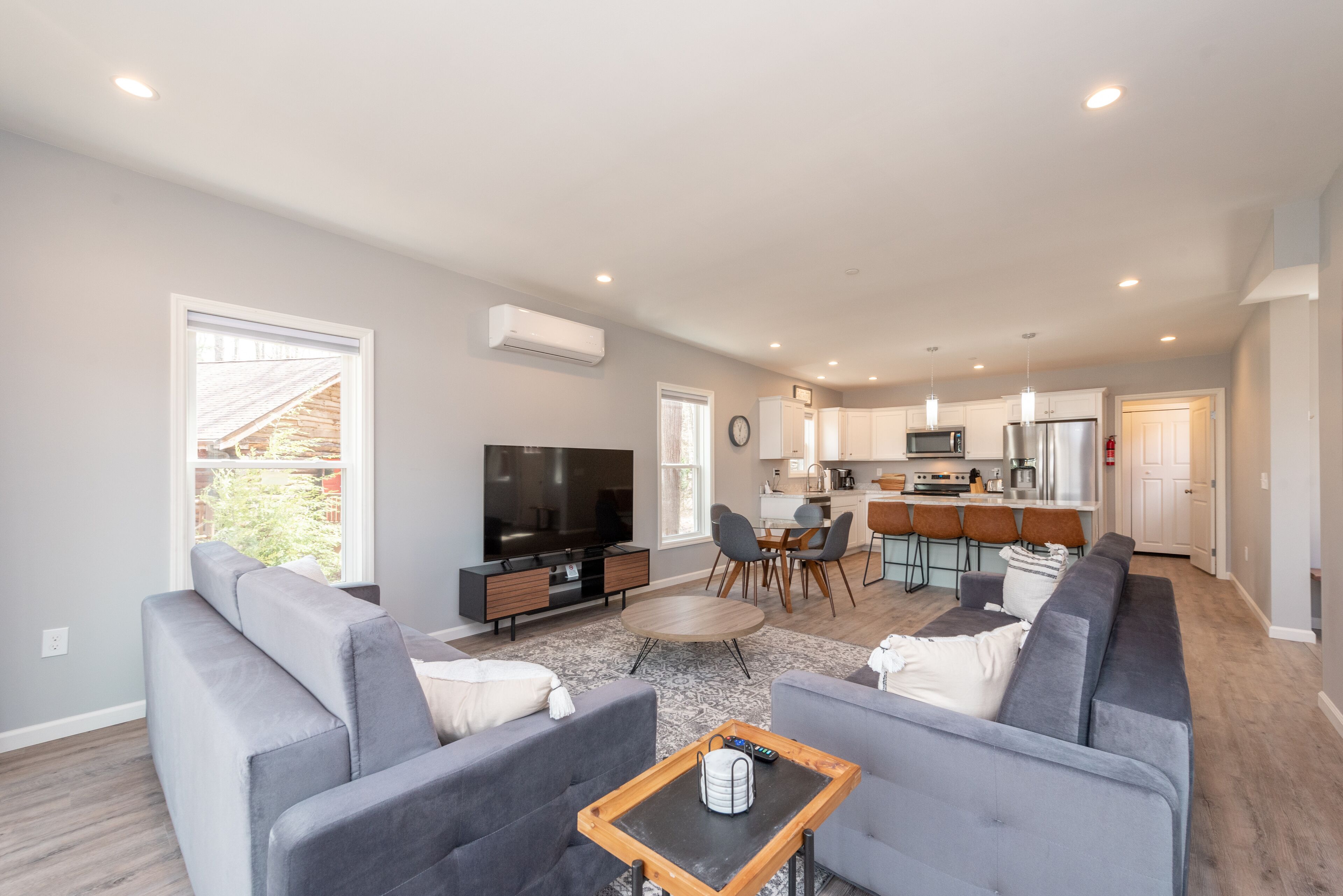 Escape Inn: Lake Area, A/C, Fire Pit!