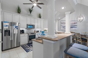 Fridge, microwave, oven, stovetop - Complimentary LSV (Golf Cart)⛳-Screened Deck-4BR Thirsty Turtle (Sandestin Beach and Golf Resort , Miramar Beach)