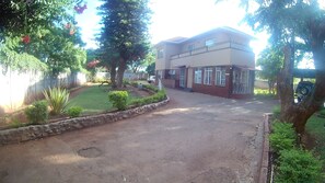 Property grounds - Ginger lilly offers a serene environment , great rooms with astounding colors et (Bulawayo)