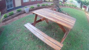 Outdoor dining - Ginger lilly offers a serene environment , great rooms with astounding colors et (Bulawayo)