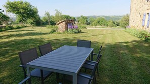 Outdoor dining - 3-star cottage - authentic - large garden - swimming pool (LAPARROUQUIAL)