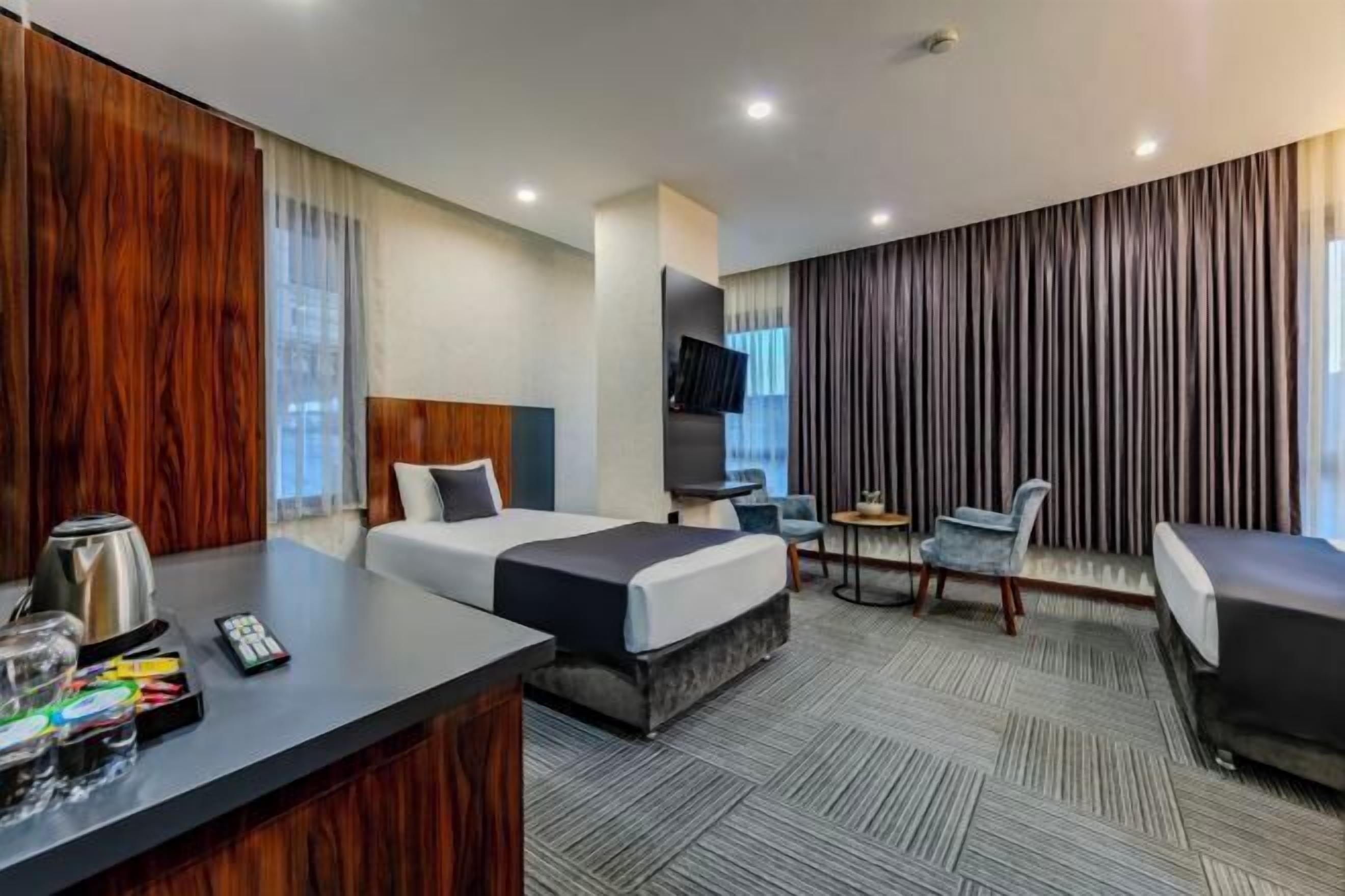 Caja de seguridad en la habitación y escritorio 