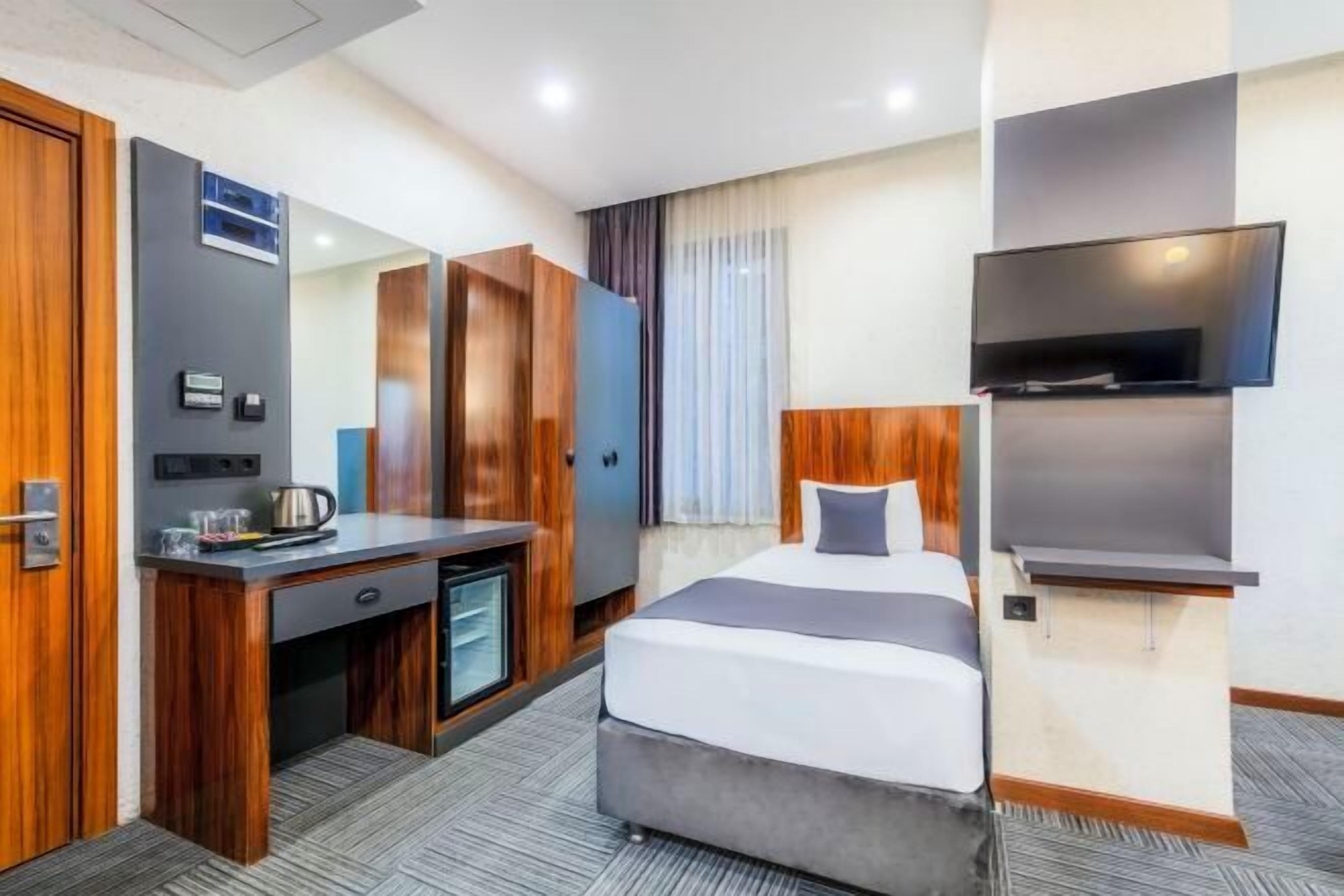 Caja de seguridad en la habitación y escritorio 