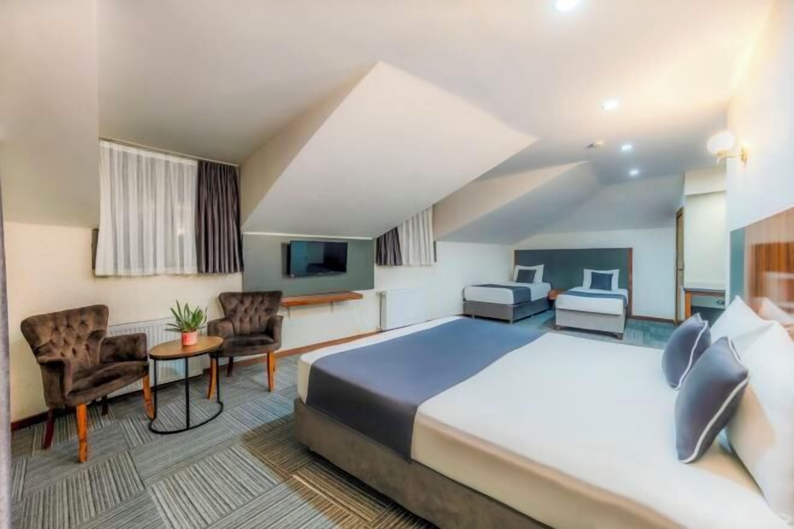 Caja de seguridad en la habitación y escritorio 