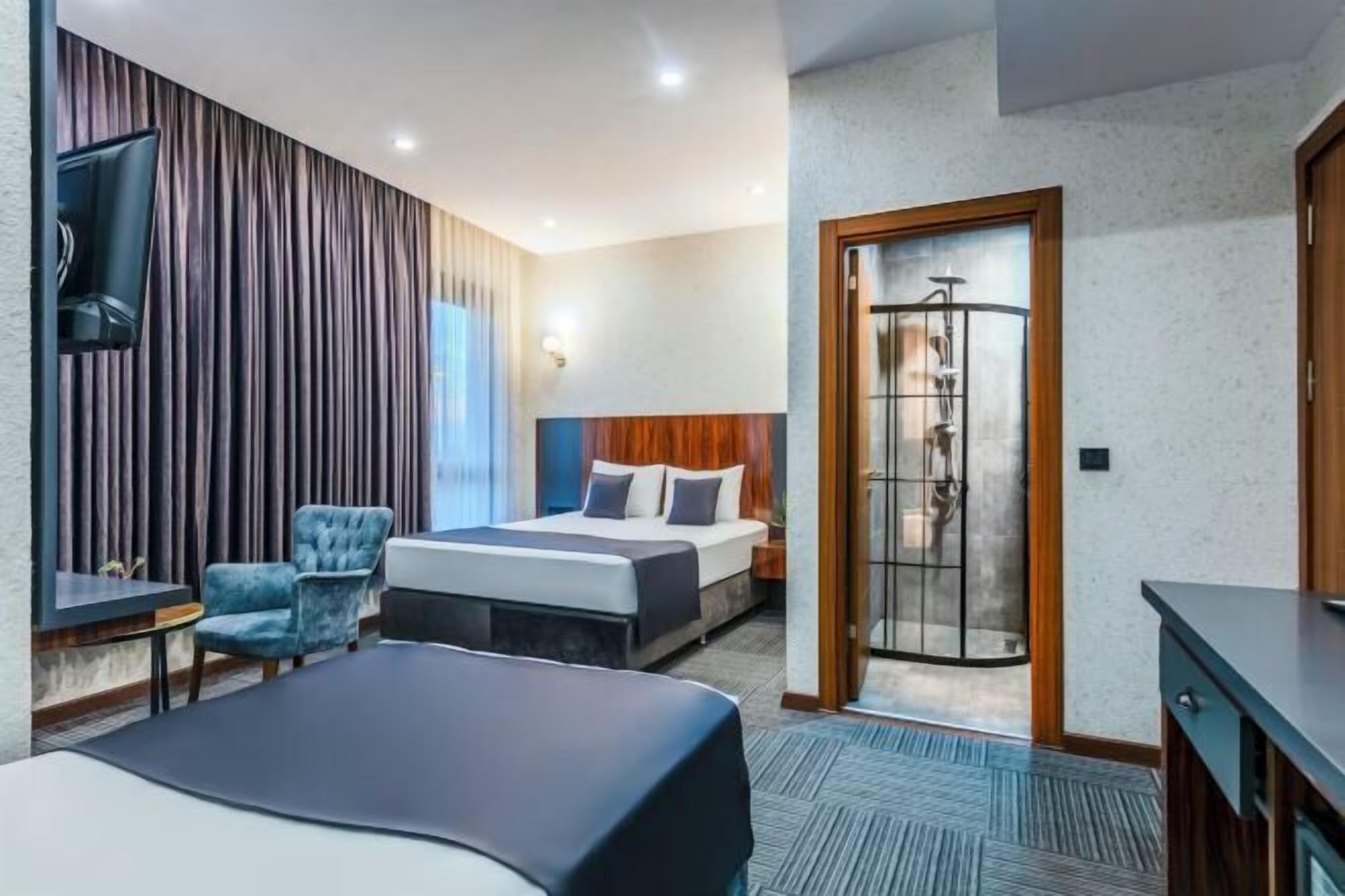 Caja de seguridad en la habitación y escritorio 