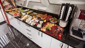 Free daily buffet breakfast - Med Airport Hotel (Arnavutköy)
