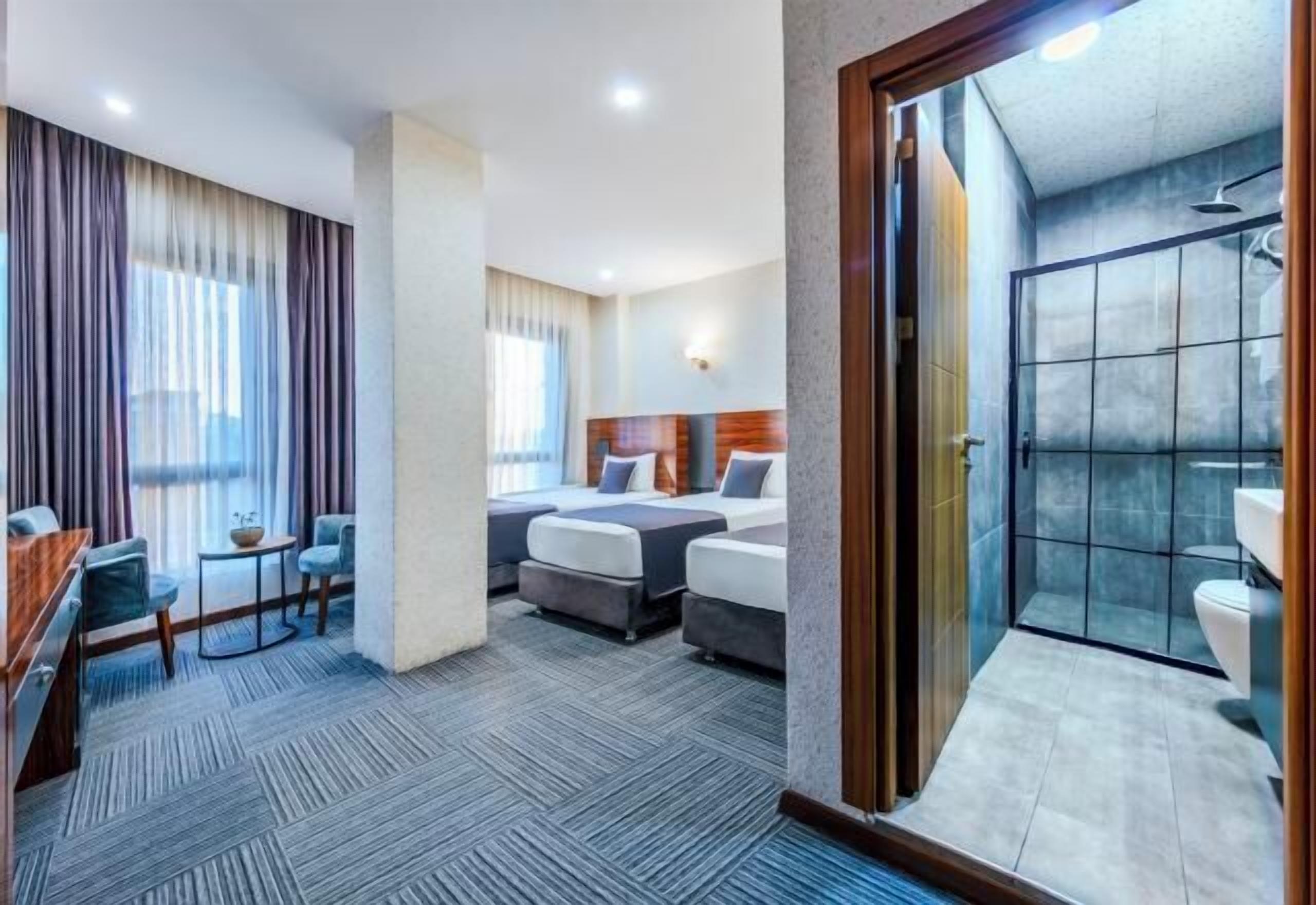 Caja de seguridad en la habitación y escritorio 