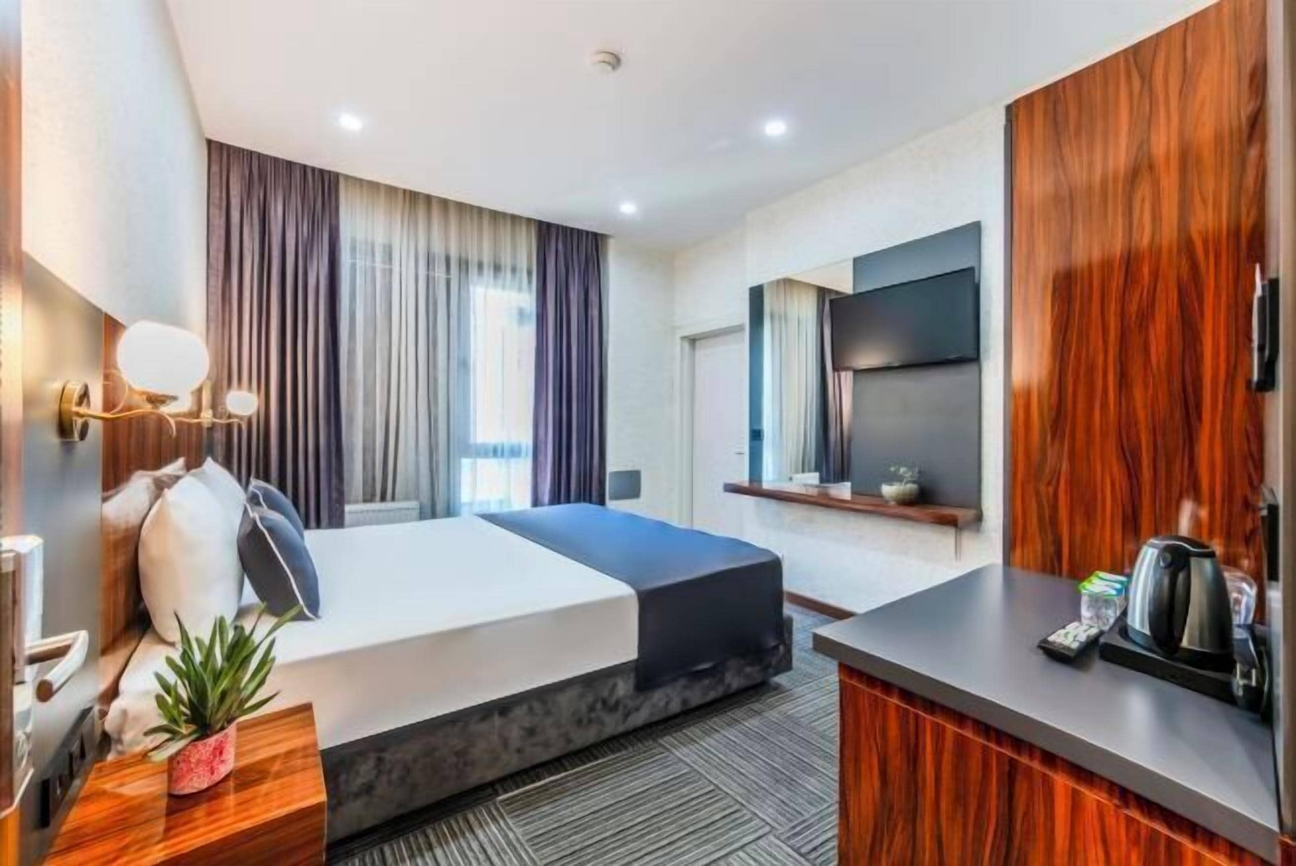 Caja de seguridad en la habitación y escritorio 