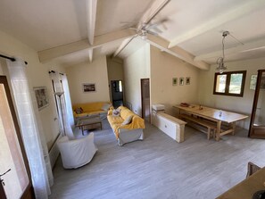 Televisie, een dvd-speler, tafelvoetbal en boeken