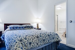 2 bedrooms, internet - This centrally located Chautauqua Institution, 2nd floor condo is adjacent to Bestor Plaza (Chautauqua)