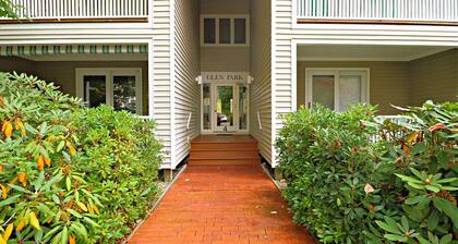 This centrally located Chautauqua Institution, 2nd floor condo is adjacent to Bestor Plaza