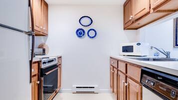 Réfrigérateur, micro-ondes, plaque de cuisson, lave-vaisselle