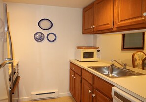 Geladeira, micro-ondas, cooktop, lava-louças