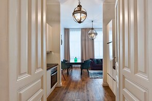 Exclusive-Apartment | Wohnbereich | 40-Zoll-Flachbildfernseher mit Kabelempfang, Fernseher