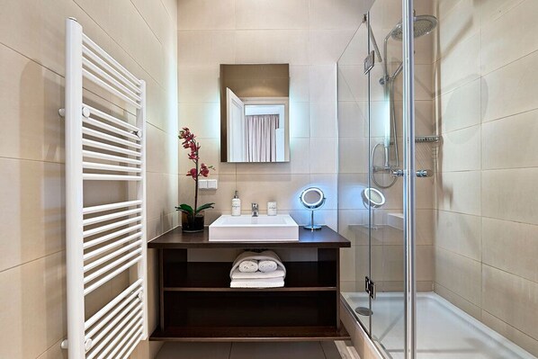 Exclusive-Apartment | Badezimmer | Haartrockner, Handtücher, Seife, Shampoo