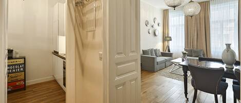 エクスクルーシブ アパートメント | リビング エリア | 40 インチの薄型テレビ (ケーブル放送視聴可)、テレビ