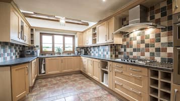 Nhà (4 Bedrooms) | Bếp riêng | Tủ lạnh, lò vi sóng, lò nướng, bếp nấu