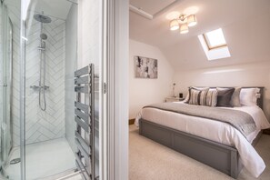 4 bedrooms, iron/ironing board, bed sheets - French Fields - 4 Bedroom - St Florence (Tenby)