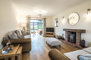 House (4 Bedrooms) | Living area | 32-inch plasma TV with digital channels, TV