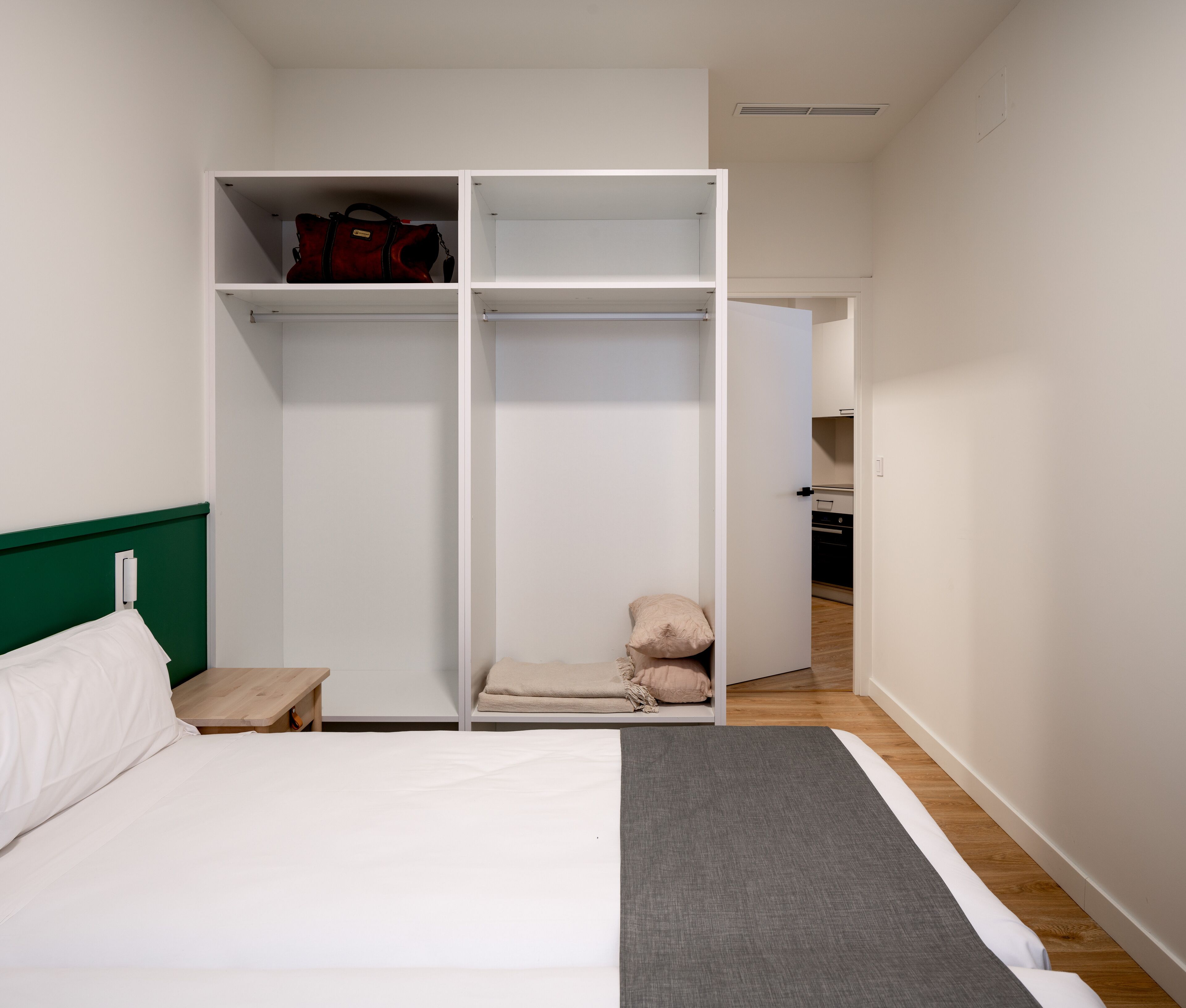 Caja de seguridad en la habitación, cortinas blackout y insonorización 
