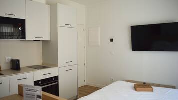 Studio | In-room safe, blackout drapes, soundproofing, iron/ironing board