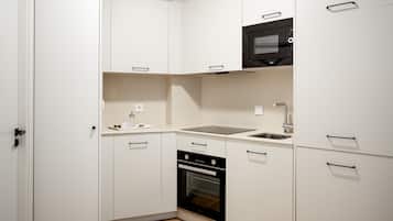 Apartamento, 2 quartos | Cozinha privada | Geladeira, micro-ondas, cooktop, lava-louças