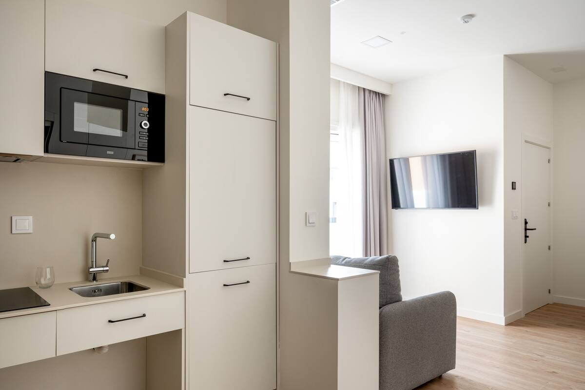 Caja de seguridad en la habitación, cortinas blackout y insonorización